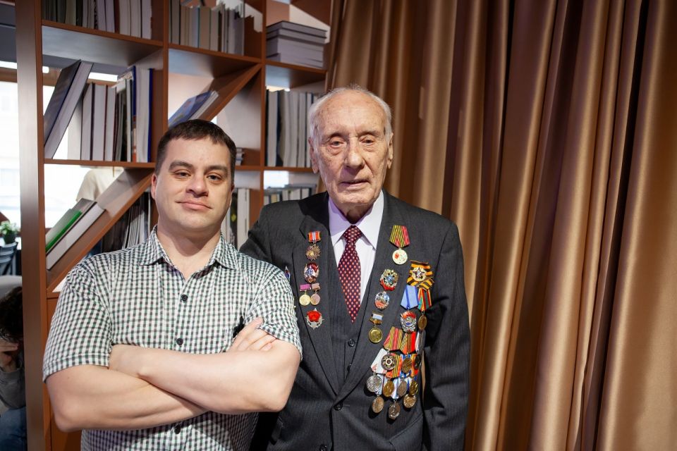 Владимир Дмитриевич Черепанов с внуком
