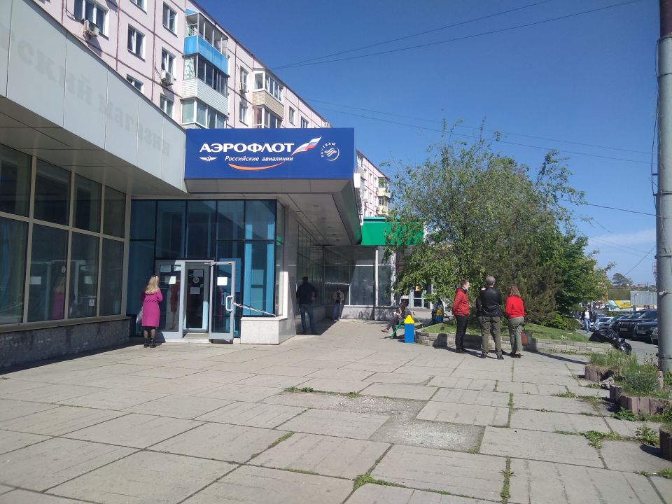 В офисе продаж убрали половину сидений, чтобы можно было соблюдать социальную дистнцию, и некоторые люди ждут на улице: внутри места не хватило. В офисе продаж убрали половину сидений, чтобы можно было соблюдать социальную дистнцию, и некоторые люди ждут на улице: внутри места не хватило.